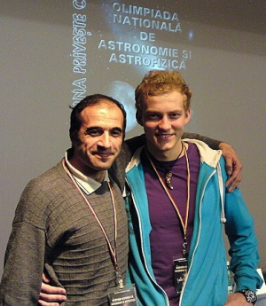 Profesorul Marian Dacian Bica (stânga) şi elevul său, Cristian Lazăr (dreapta) în 2010 la Olimpiada Naţională de Astronomie şi Astrofizică, Suceava, România. (Imagine din arhiva personală C. Lazăr)